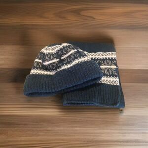 2 Pcs.Beanie Hat  Women's One Size Blue Ivory Snowflake w matching Scarf